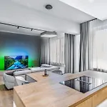 Chalupku - Luxury 70m2 In Centrum, Jacuzzi, Private Parking, Ac, Balcony, Quiet Sleep, In Town דירה