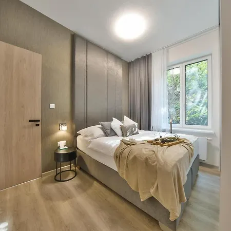 Chalupku - Luxury 70m2 In Centrum, Jacuzzi, Private Parking, Ac, Balcony, Quiet Sleep, In Town Apartament *