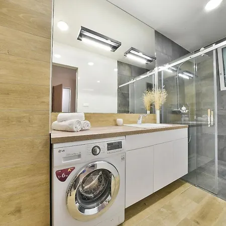 Apartament Chalupku - Luxury 70m2 In Centrum, Jacuzzi, Private Parking, Ac, Balcony, Quiet Sleep, In Town Bańska Bystrzyca
