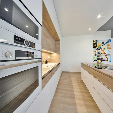 Chalupku - Luxurious 70m2, Jacuzzi, Direct Centrum, Parking Included, Air-conditioned, Balcony, Quiet Sleep, In Town Lägenhet