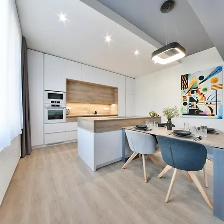 Apartament Chalupku - Luxury 70m2 In Centrum, Jacuzzi, Private Parking, Ac, Balcony, Quiet Sleep, In Town *