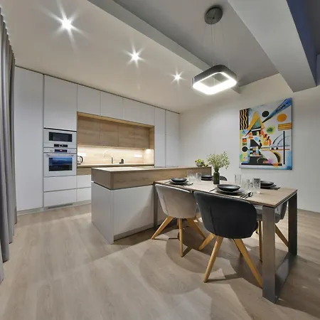 Chalupku - Luxurious 70m2, Jacuzzi, Direct Centrum, Parking Included, Air-conditioned, Balcony, Quiet Sleep, In Town Lägenhet *