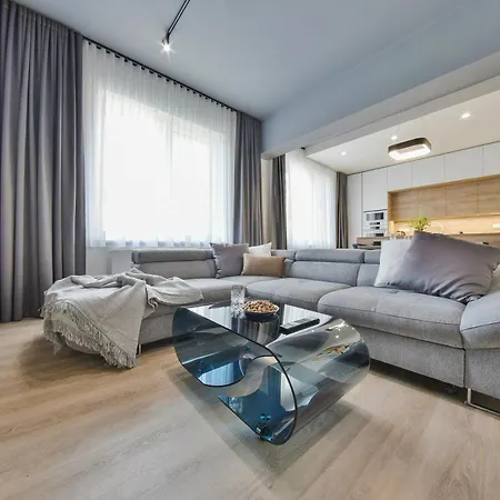 Chalupku - Luxurious 70m2, Jacuzzi, Direct Centrum, Parking Included, Air-conditioned, Balcony, Quiet Sleep, In Town * 班斯卡-比斯特里察