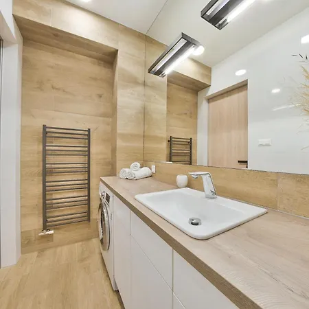Apartament Chalupku - Luxury 70m2 In Centrum, Jacuzzi, Private Parking, Ac, Balcony, Quiet Sleep, In Town
