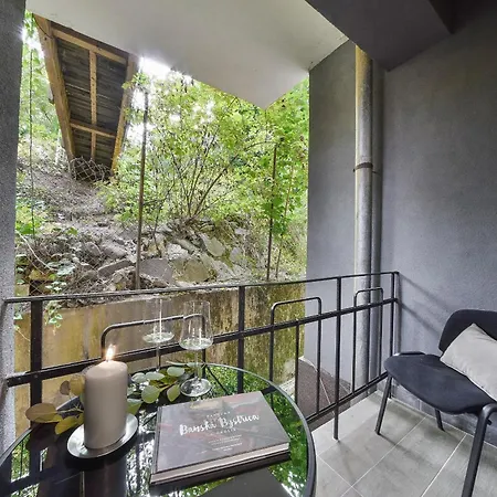 Chalupku - Luxurious 70m2, Jacuzzi, Direct Centrum, Parking Included, Air-conditioned, Balcony, Quiet Sleep, In Town דירה באנסקה ביסטריצה