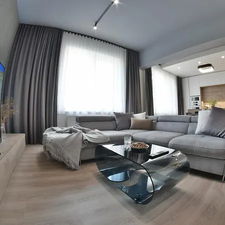 Chalupku - Luxury 70m2 In Centrum, Jacuzzi, Private Parking, Ac, Balcony, Quiet Sleep, In Town Banská Bystrica