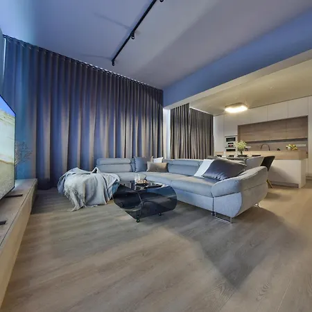 Chalupku - Luxury 70m2 In Centrum, Jacuzzi, Private Parking, Ac, Balcony, Quiet Sleep, In Town Lägenhet