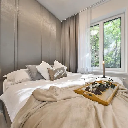 Lägenhet Chalupku - Luxury 70m2 In Centrum, Jacuzzi, Private Parking, Ac, Balcony, Quiet Sleep, In Town *