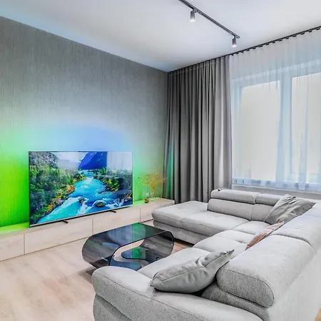 شقة Chalupku - Luxury 70m2 In Centrum, Jacuzzi, Private Parking, Ac, Balcony, Quiet Sleep, In Town