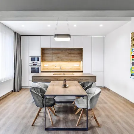 公寓 Chalupku - Luxurious 70m2, Jacuzzi, Direct Centrum, Parking Included, Air-conditioned, Balcony, Quiet Sleep, In Town *