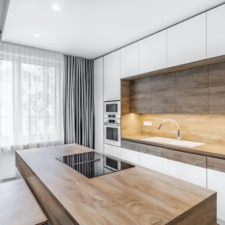Chalupku - Luxury 70m2 In Centrum, Jacuzzi, Private Parking, Ac, Balcony, Quiet Sleep, In Town * Bańska Bystrzyca