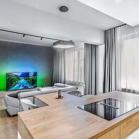 Chalupku - Luxurious 70m2, Jacuzzi, Direct Centrum, Parking Included, Air-conditioned, Balcony, Quiet Sleep, In Town Lägenhet