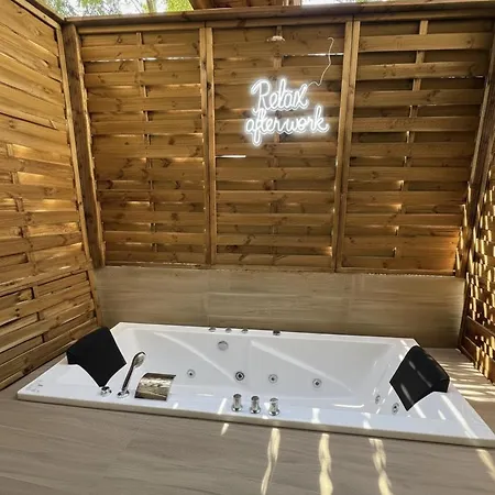 Chalupku - Luxurious 70m2, Jacuzzi, Direct Centrum, Parking Included, Air-conditioned, Balcony, Quiet Sleep, In Town