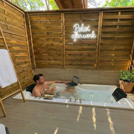 Chalupku - Luxurious 70m2, Jacuzzi, Direct Centrum, Parking Included, Air-conditioned, Balcony, Quiet Sleep, In Town 班斯卡-比斯特里察