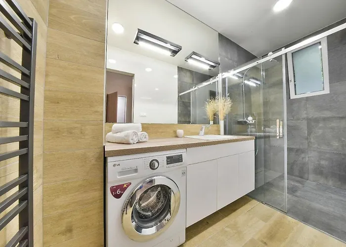 Apartment Chalupku: Luxe With Parking & Balcony Banska Bystrica