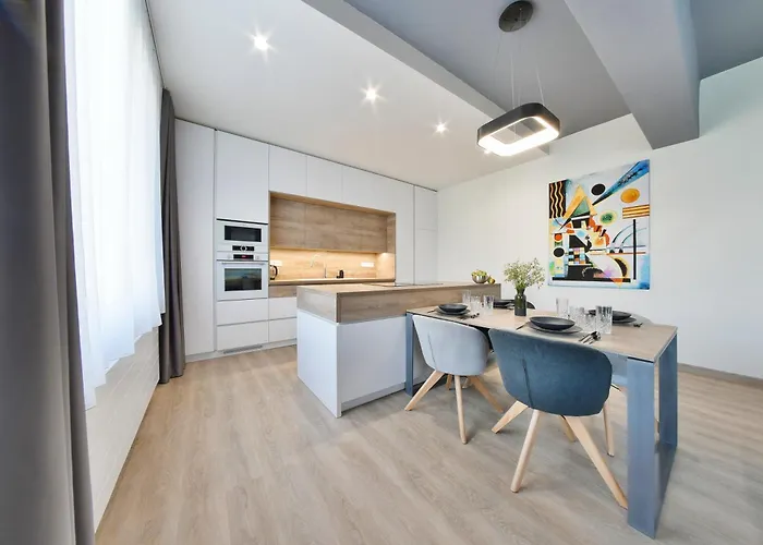 Apartment Chalupku: Luxe With Parking & Balcony *