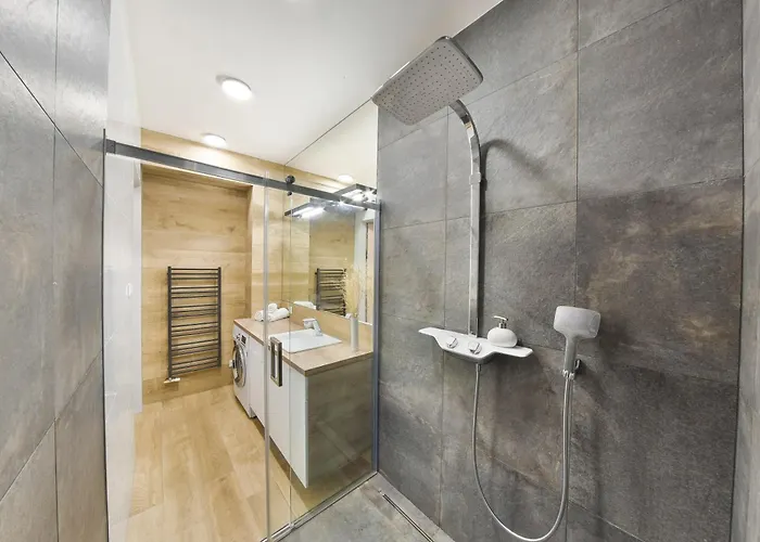 Chalupku: Luxe With Parking & Balcony