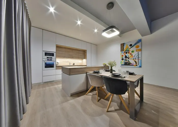 Chalupku - Luxury 70m2 In Centrum, Jacuzzi, Private Parking, Ac, Balcony, Quiet Sleep, In Town شقة *