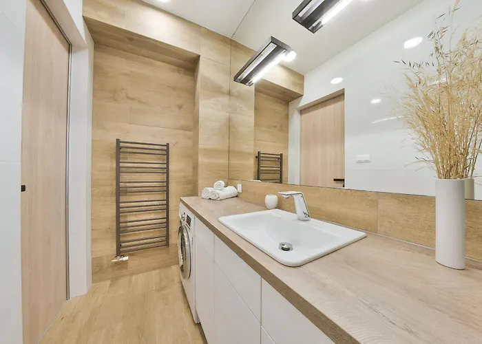 شقة Chalupku - Luxury 70m2 In Centrum, Jacuzzi, Private Parking, Ac, Balcony, Quiet Sleep, In Town