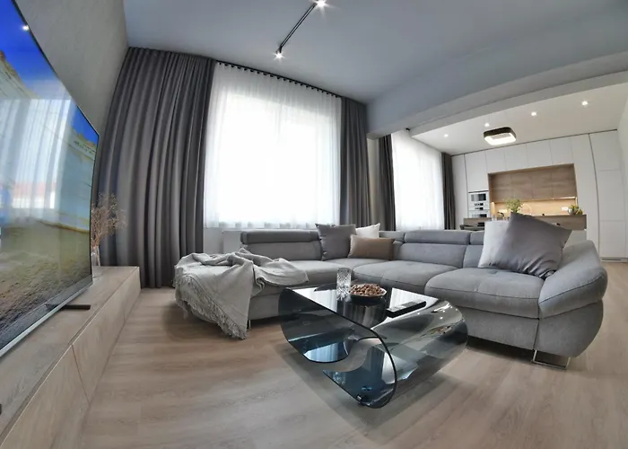 Chalupku - Luxury 70m2 In Centrum, Jacuzzi, Private Parking, Ac, Balcony, Quiet Sleep, In Town بانْشكا بيشتريتْسا