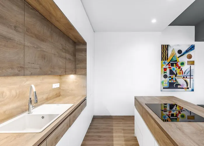 Chalupku - Luxury 70m2 In Centrum, Jacuzzi, Private Parking, Ac, Balcony, Quiet Sleep, In Town شقة بانْشكا بيشتريتْسا