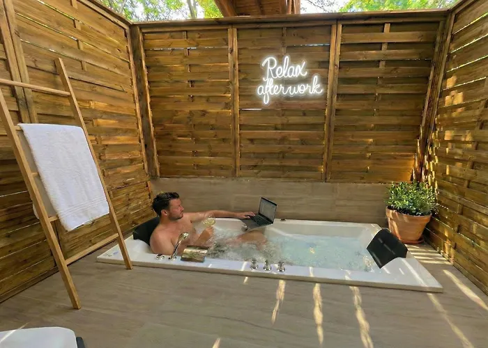 Chalupku - Luxury 70m2 In Centrum, Jacuzzi, Private Parking, Ac, Balcony, Quiet Sleep, In Town بانْشكا بيشتريتْسا